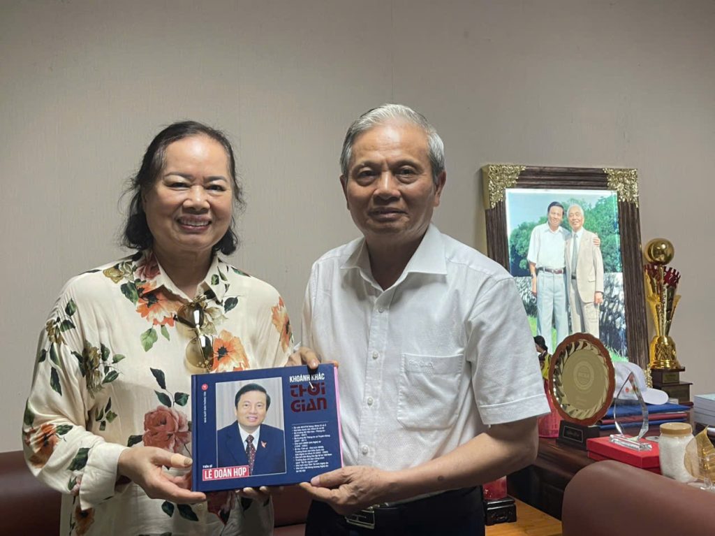 Ông Lê Doãn Hợp – nguyên Bộ trưởng Bộ Văn hóa – Thể thao – Du lịch Ủy Thác Quyền Bảo Hộ Quyền Sao Chép Tác Phẩm Cho VIETRRO: Bước Đi Quan Trọng Trong Bảo Vệ Bản Quyền Thời Đại Số